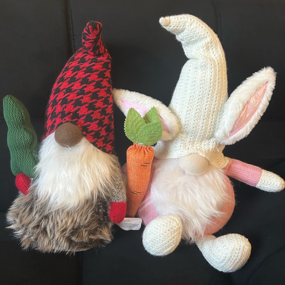 2 decorative gnomes